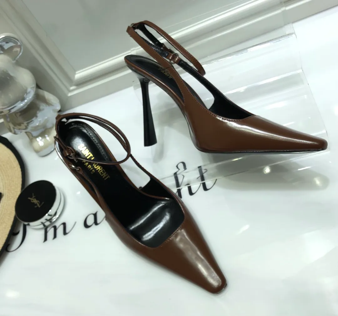 👟👟Ex-factory price 560👟👟 Top quality Saint Laurent/Yves Saint Laurent 2024 spring and summer new style👠Small square toe high heels of the same style as Rose. The layered leather high heels are very good at modifying the foot shape. In recent years, SLP has become more and more understanding of women in high heels. ysl beautiful high heels 👠Number of yards: 35-40 (41 customized, non-returnable) Upper: open edge beaded cowhide/patent leather, lining Imported sheepskin lining, sole: genuine leather outsole, heel height: 10cm (heel imported from Italy)